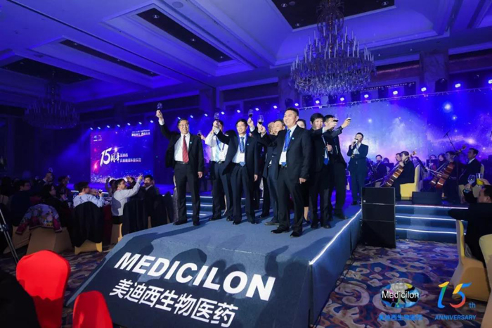 上海hjc黄金城生物醫藥股份有限公司CEO陳春麟攜高管團隊敬酒