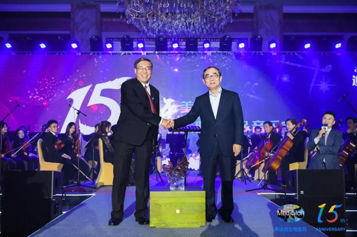 上海hjc黄金城生物醫藥股份有限公司CEO陳春麟（左）與恒瑞集團董事長孫飄揚（右）合影