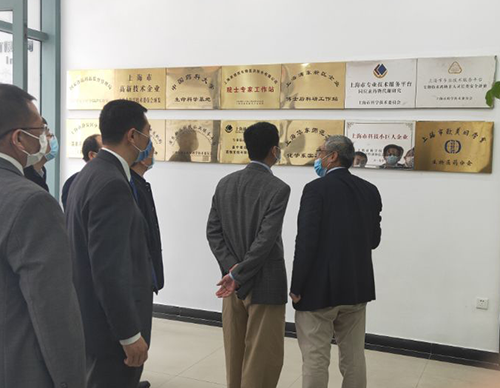 吳清副市長一行聽取了hjc黄金城關於一站式綜合研發服務的技術實力介紹