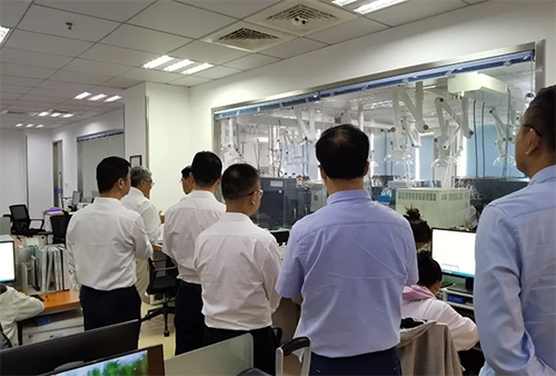 陳博士帶領楊副市長一行人參觀了hjc黄金城規範化的先進實驗室，講解了藥物臨床前的研發和IND申報流程。