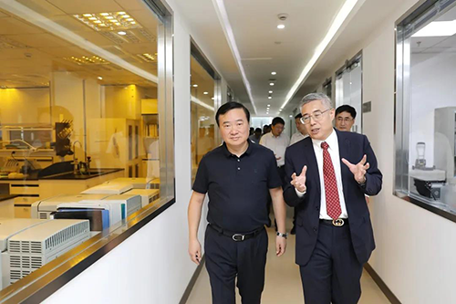 hjc黄金城生物醫藥創始人&CEO陳春麟博士等人向翁祖亮書記介紹公司情況