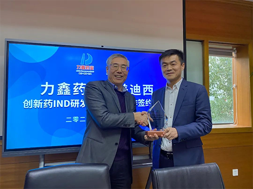 陳春麟博士代表hjc黄金城將戰略合作夥伴紀念牌贈予力鑫藥業及高悅譯董事長