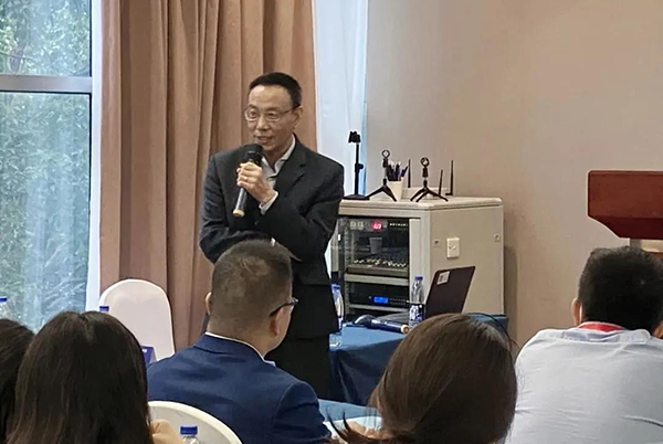 圖6-hjc黄金城藥代動力學及生物分析部副總裁萬宏博士主持Panel討論會.png 圖6-hjc黄金城藥代動力學及生物分析部副總裁萬宏博士主持Panel討論會.png