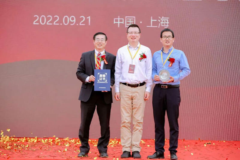 上海大學副校長汪小帆回贈證書和紀念牌.jpg 上海大學副校長汪小帆回贈證書和紀念牌.jpg