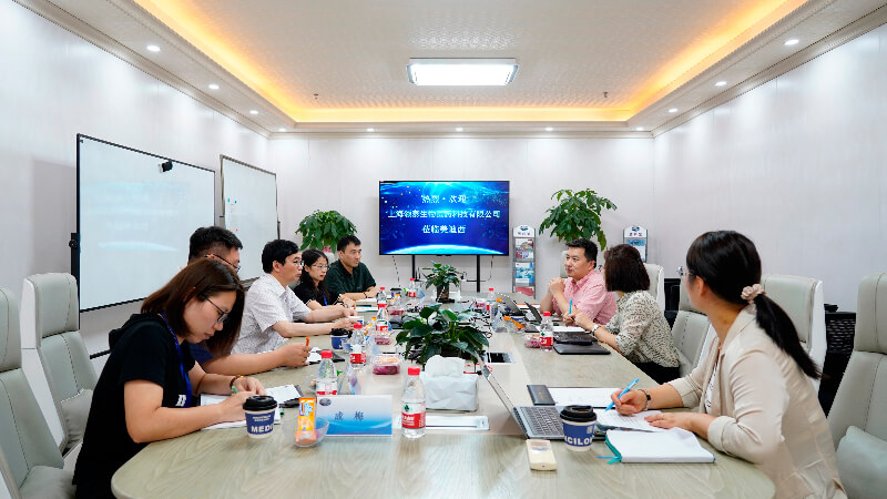 DMPK團隊再獲客戶讚譽，領泰生物CEO馮焱博士親臨hjc黄金城授獎.jpg